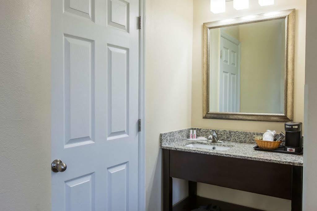 Baymont By Wyndham At Of Delaware Newark